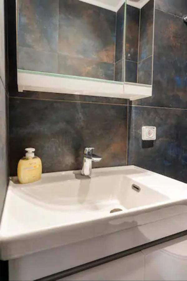 Βright Walled Designed Apt In Glyfada Center Athene Buitenkant foto